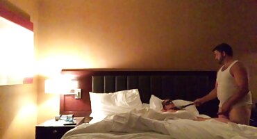 phim sex bố chồng đ* nàng dâu Stepmom an ủi stepson trên giường phim sex sex với âm hộ của cô.